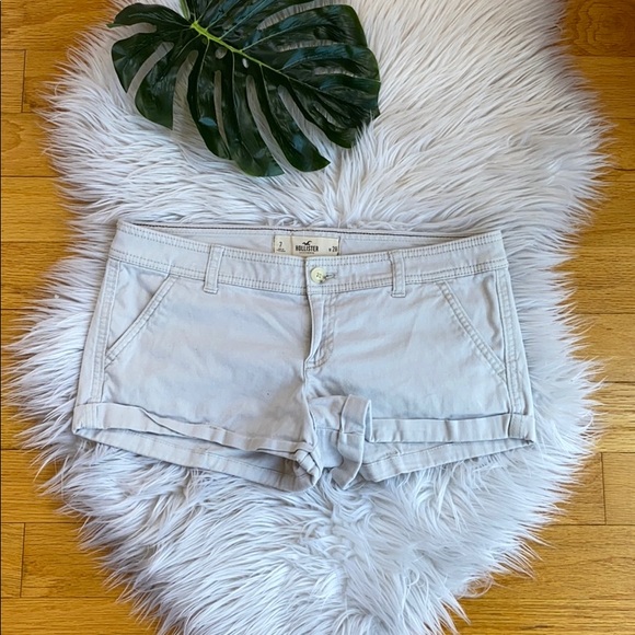 Hollister Pants - Hollister cream shorts